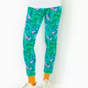 EUC Lilly Pulitzer Luxetic 28” inseam Corso pant. Adorable pattern for golf.